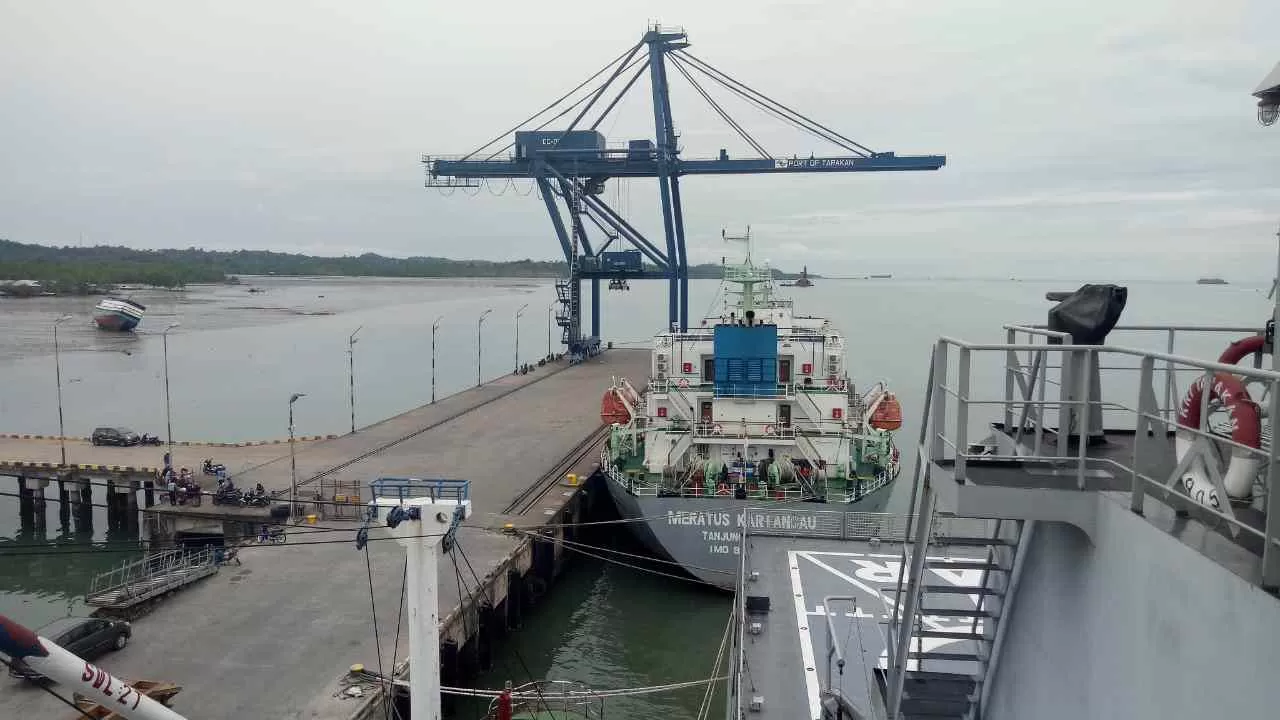 TETAP BEROPERASI: Pelabuhan Malundung tetap melayani bongkar muat barang untu kebutuhan logistik di masa pandemi Covid-19.