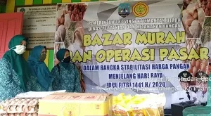 BAKTI SOSIAL: Bersama DPKP Kaltara dan Yayasan Mulya Bulungan, TP PKK Kaltara menggelar pasar murah di SP 7 Tanjung Buka, Selasa (19/5).
