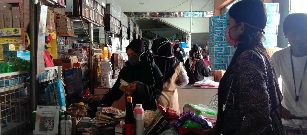PUSAT PERBELANJAAN: Tampak suasana masyarakat berbelanja di salah satu minimarket di Tanjung Selor.