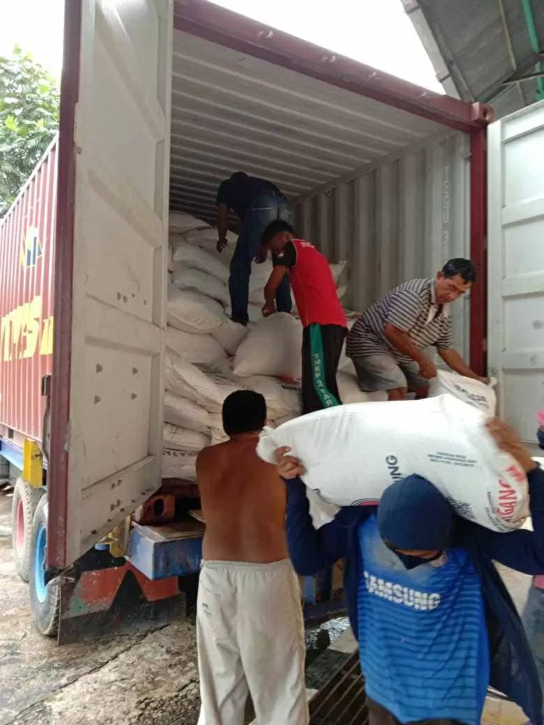 TIBA: Gula curah impor dibongkar dari kontainer untuk pemenuhan dua daerah, Kota Tarakan dan Kabupaten Bulungan.