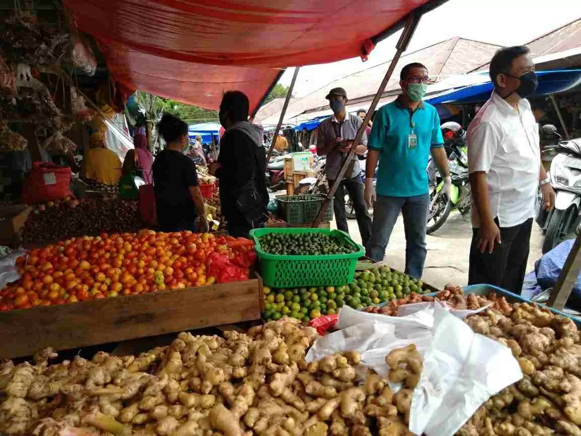 SIDAK PASAR: Tim pengawasan barang jasa Disperindagkop dan UMKM Kaltara mengawasi harga kebutuhan pokok di pasar Gusher, Kota Tarakan, Jumat (22/5).