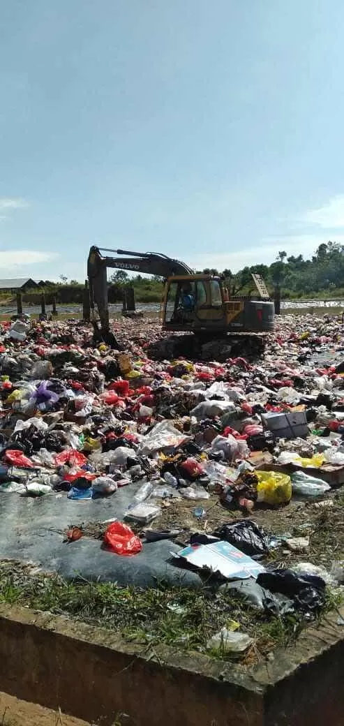 VOLUME MENINGKAT: Petugas menimbun sampah di TPA Kilometer 4 Tanjung Selor. Volume sampah mencapai 45 ton selama Ramadan.