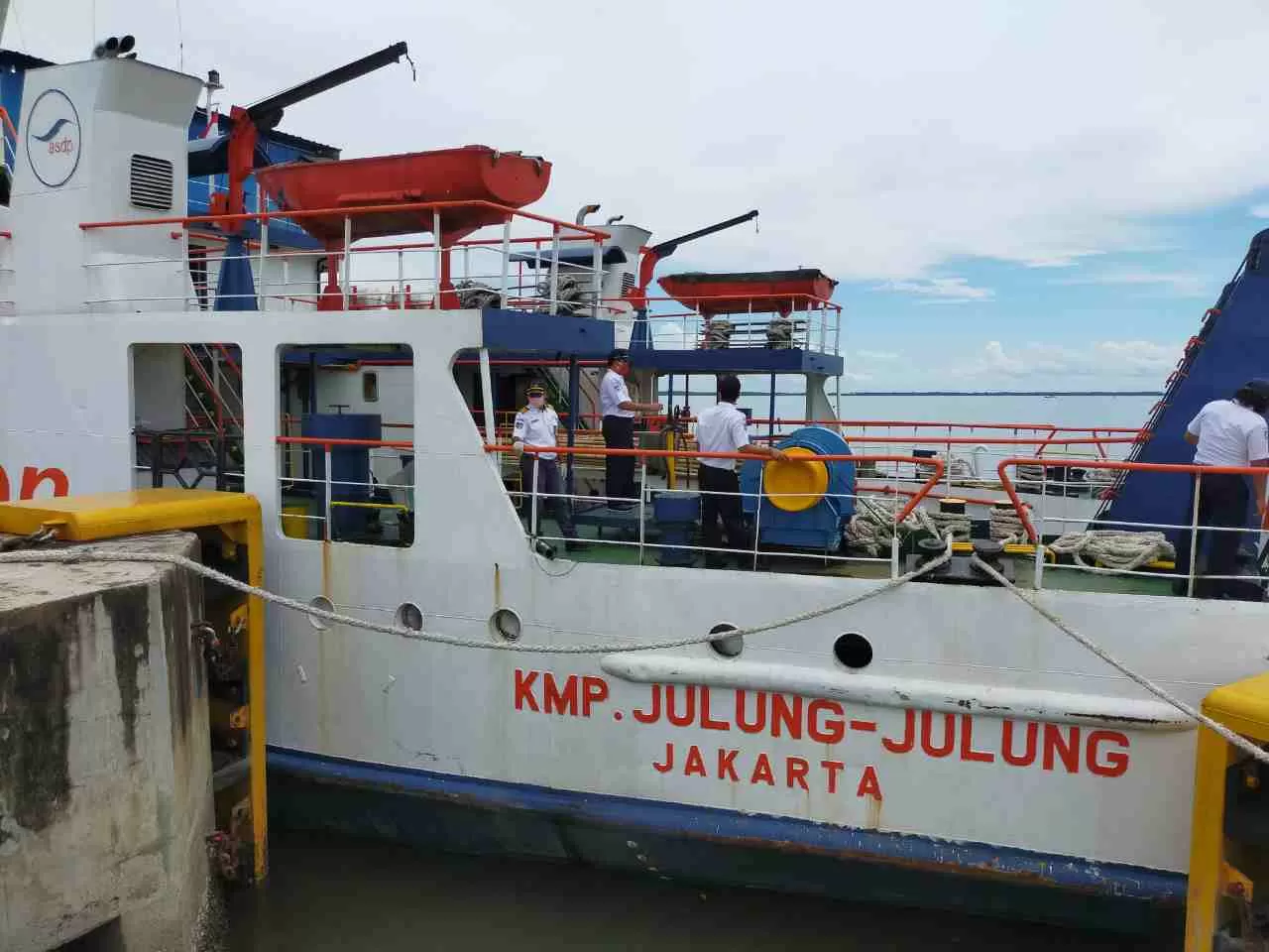 BEBAS COVID-19: Wali Kota Tarakan Khairul menyerahkan hasil uji swab kepada nakhoda KM Julung-Julung di Pelabuhan Feri Juata Laut, Tarakan, Selasa (26/5).