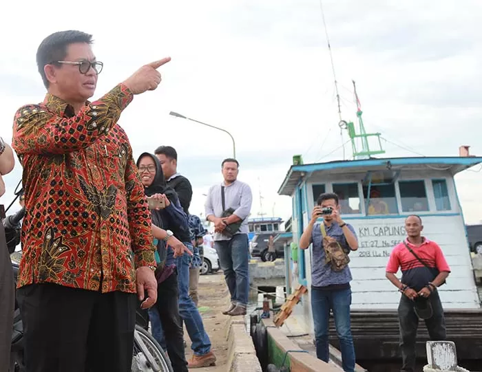 PERDAGANGAN: Gubernur Kaltara, Dr H Irianto Lambrie saat meninjau aktivitas bongkar muat di Pelabuhan Tengkayu I, tahun lalu.