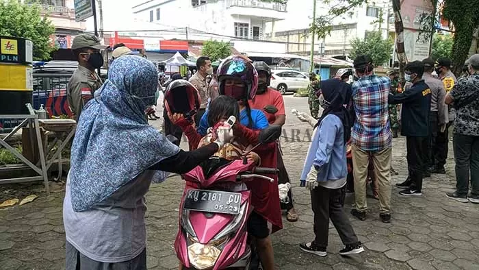 PROSES SIMULASI: Sebelum menerapkan New Normal di Tarakan, pemeriksaan kesehatan dilakukan saat masuk ke kawasan Pasar Gusher, beberapa hari lalu.