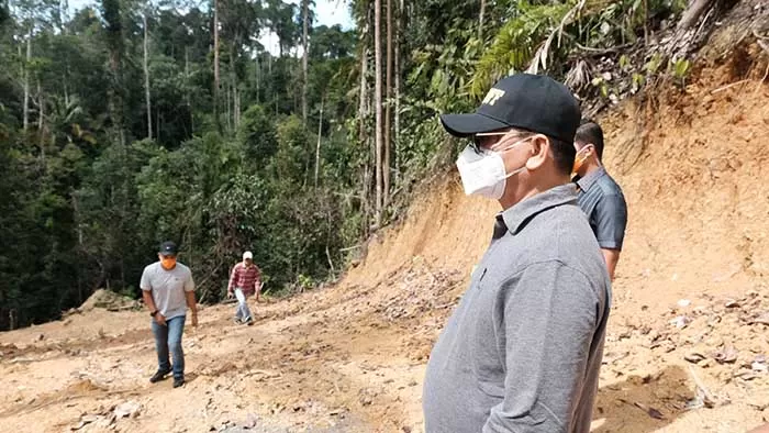 KOTA BARU: Gubernur Kaltara, Dr H Irianto Lambrie saat meninjau rencana lokasi KBM Tanjung Selor, belum lama ini.