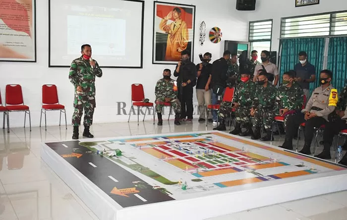 OPS PENEGAKAN DISIPLIN: Simulasi tactical floor game (TFG) dilakukan TNI /Polri jelang persiapan operasi penegakan disiplin protokol kesehatan, di Makodim 0907 Tarakan, Senin (1/6).