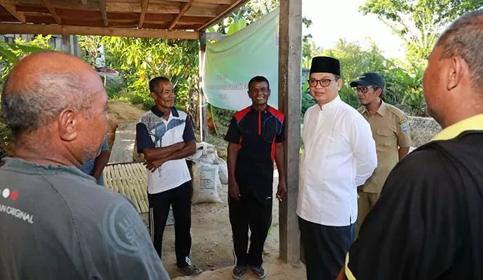 BANTUAN STIMULAN : Gubernur Kaltara, Dr H Irianto Lambrie saat mengunjungi salah satu warga penerima BSPS di Nunukan. Foto diabadikan pada 28 Mei 2019.