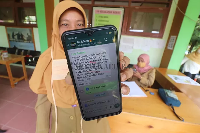 MEDIA KOMUNIKASI: Seorang guru SMPN 1 Tanjung Selor saat menunjukan Grup WhatsApp sebagai wadah komunikasi dengan siswa siswi, Selasa (2/6).