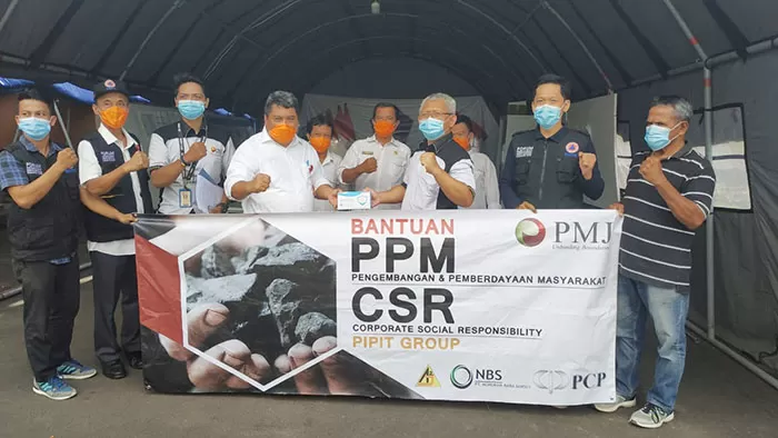 KONTRIBUSI: Kepala BPBD Kaltara, Andi Santiaji Pananrangi saat menerima bantuan 10 ribu masker dari PT PMJ, Rabu (3/6) sore.