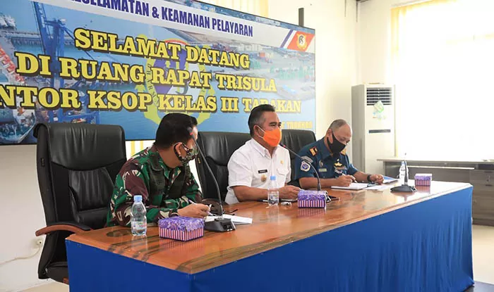 PIMPIN RAPAT: Wali Kota Tarakan dr. H. Khairul M.Kes memimpin rapat koordinasi pengoperasian transportasi laut yang diizinkan, di ruang rapat Kantor Kesyahbandaran dan Otoritas Pelabuhan (KSOP) Kelas III Tarakan, Rabu (3/6).