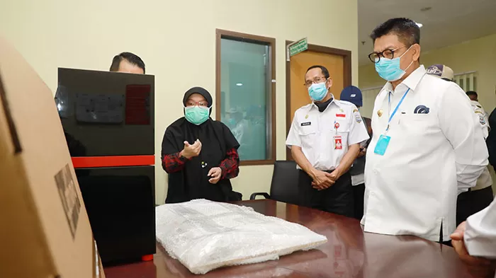 LAWAN COVID-19: Gubernur Kaltara, Dr H Irianto saat memeriksa perangkat PCR yang telah tiba di RSUD Tarakan, Rabu (3/6).