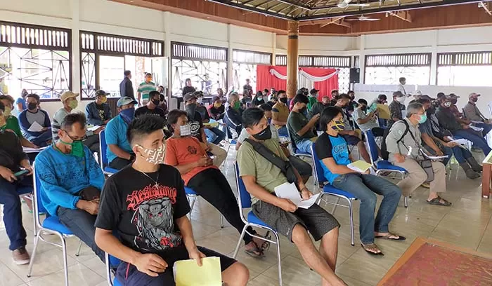 BERI KEMUDAHAN: Warga antre mengurus surat izin di ruang Lubung Balai Kota Tarakan, Senin (1/6).
