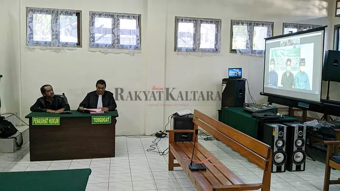 VONIS: Tiga terdakwa kasus narkotika tertunduk lesu usai divonis 18 tahun penjara oleh Majelis Hakim Pengadilan Negeri Tarakan dalam sidang secara virtual, Kamis (4/6).