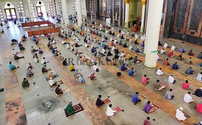 TUNAIKAN SALAT: Umat muslim melaksanakan salat Jumat di Masjid Baitul Izzah Islamic Center Tarakan , Jumat (5/6).