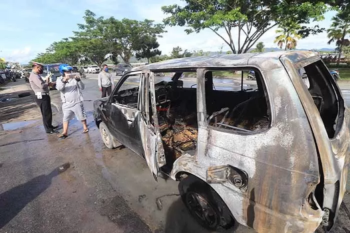 TINGGAL KERANGKA: Satu unit mobil yang terbakar di bahu Jalan Katamso, Tanjung Selor usai dipadamkan petugas pemadam kebakaran, Jumat (5/6).