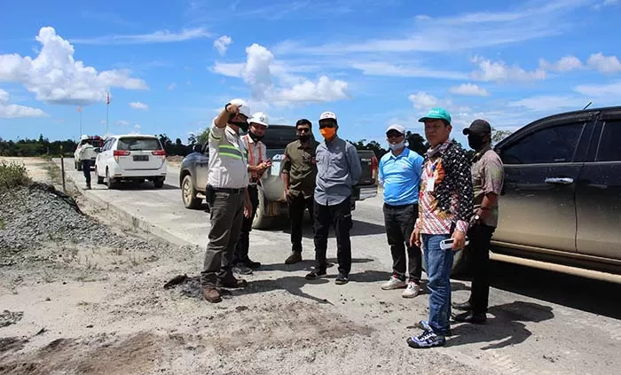 KIPI: Tim Bappeda dan Litbang, DPUPR-Perkim dan Biro Pembangunan saat mennjau akses jalan pendekat KIPI (Tanjung Selor menuju Tana Kuning), Kamis (4/6).