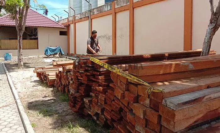 KAYU ILEGAL: Barang bukti 15 kubik kayu jenis jenis Kruing dan Meranti yang akan diselundupkan ke Kota Tarakan diamankan di Makopolres Bulungan.