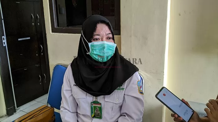 UPAYA HUKUM: Pelapor Dina Fatonah mewakili RSUD Tarakan usai melaporkan dugaan penyebar informasi bohong, Rabu (10/6).