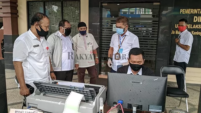 SIDAK: Kepala Ombudsman Perwakilan Kaltara Ibramsyah Amirudin melakukan sidak di pelayanan Kantor Samsat Tarakan, Rabu (10/6).