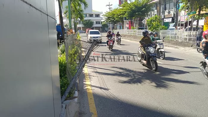 PAGAR RUSAK: Pagar median jalan rusak dan sempat mengganggu pengguna jalan di sepanjang Jalan Yos Sudarso, Kamis (11/6).
