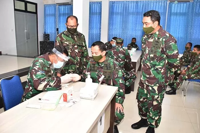 RAPID TEST: Danlantamal XIII Tarakan Laksamana Pertama TNI Haris Bima Bayuseto (kanan) memantau pelaksanaan rapid test di Markas Komando Lantamal XIII Tarakan, pada Rabu (10/6).