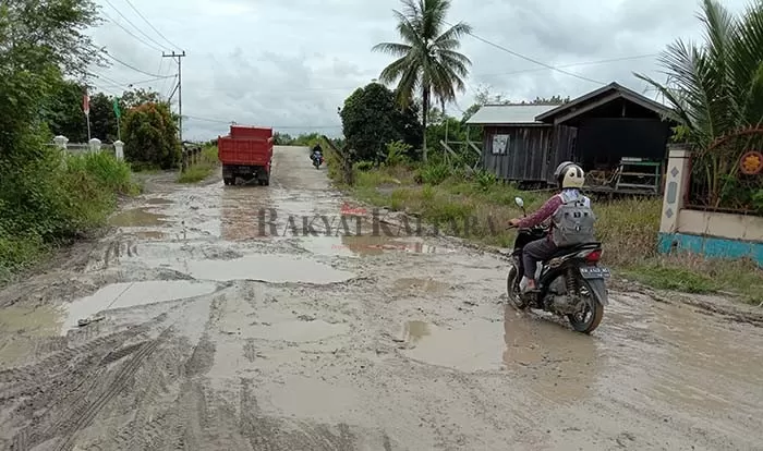 BUTUH PERBAIKAN: Kondisi Jalan Sabanar Lama sangat mengkhawatirkan dan terlihat cukup parah ketika hujan deras.