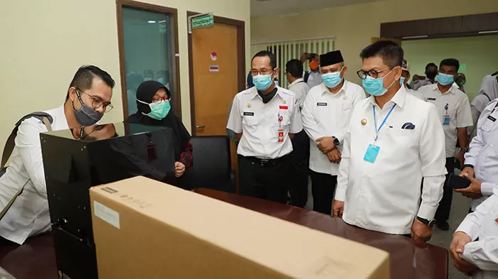 UJI SAMPEL: Gubernur Kaltara Irianto Lambrie saat melihat peralatan PCR yang berada di RSUD Tarakan, beberapa waktu lalu.
