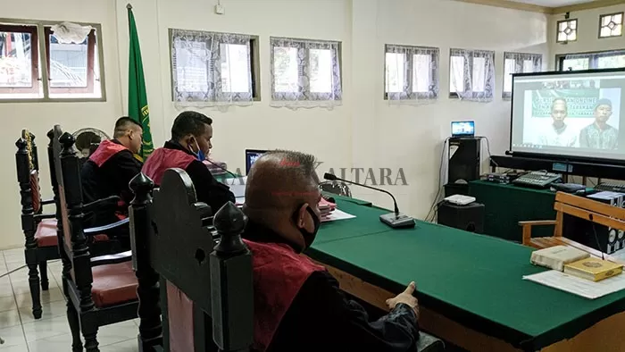 PUTUSAN: Wahyudi mendengarkan pembacaan tuntutan Majelis Hakim di Pengadilan Negeri Tarakan, Selasa (16/6).