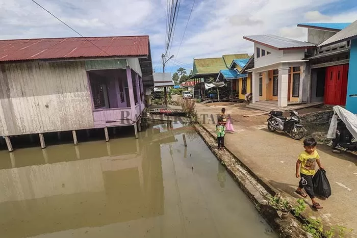 TERGENANG: Pemukiman masyarakat di Jalan Sabanar Lama, Gang Belimbing, Tanjung Selor selalu tergenang (28/5). Genangan air dalam jangka waktu panjang dapat memicu munculnya penyakit DBD.