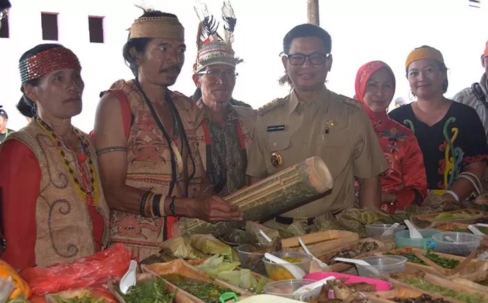 POTENSI: Gubernur Kaltara, Dr H Irianto Lambrie berfoto bersama masyarakat adat dan beragam penganan tradisional yang dibuat dari sayur dan rempah-rempah endemis Kaltara. Foto diabadikan Agustus 2014.
