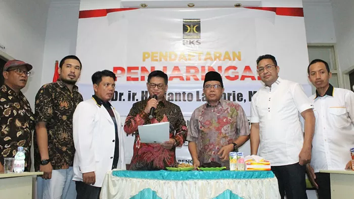 DIUSUNG PKS: Bakal Calon Gubernur Kaltara Irianto Lambrie saat menyerahkan berkas ke Sekretariat Penjaringan DPW PKS Kaltara, Jumat (19/6).