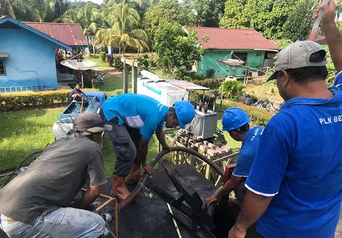 SUDAH 24 JAM: Petugas PLN ULP Rayon Tanjung Selor saat melakukan pemasangan jaringan listrik di Tanjung Palas Timur, beberapa waktu lalu.