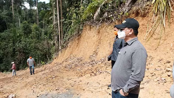 KOTA BARU: Gubernur Kaltara, Dr H Irianto Lambrie saat meninjau rencana lokasi KBM Tanjung Selor, baru-baru ini.
