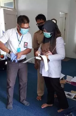 KEMBALIKAN DANA: Kepala Ombudsman RI Perwakilan Kaltara Ibramsyah Amiruddin (baju putih) menyaksikan penyerahan pengembalian dana rapid test sebesar Rp 20 juta.