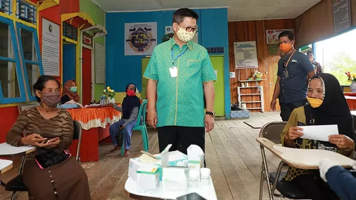 PENGOBATAN GRATIS: Gubernur Kaltara, Dr H Irianto Lambrie saat meninjau pelaksanaan pengobatan gratis “Dokter Terbang” di Desa Tanjung Buka SP7, Tanjung Palas Tengah, Sabtu (13/6) lalu.