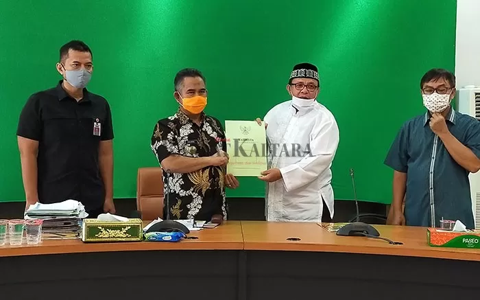 BERI RESTU: Wali Kota Tarakan Khairul menyerahkan rekomendasi izin pelaksanaan UTBK kepada Rektor UBT Adri Patton.