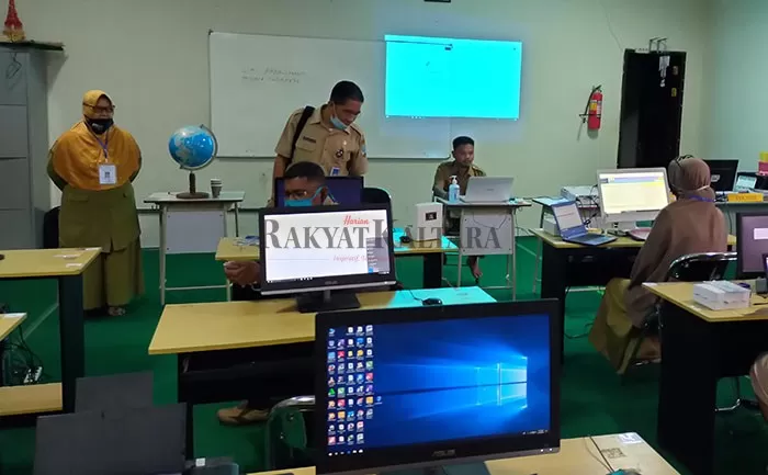 PANTAU PPDB ONLINE: Kepala Cabang Disdikbud Kaltara Wilayah Tarakan Akhmad Yani saat memantau PPDB online di SMAN 1 Tarakan, 15 Juni lalu.