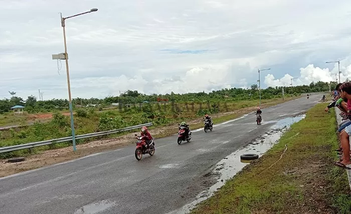 ADRENALIN: Kawula muda yang mencoba Sirkuit Permanen Bumi Rahayu KM 9 Tanjung Selor, menggeber sepeda motornya.