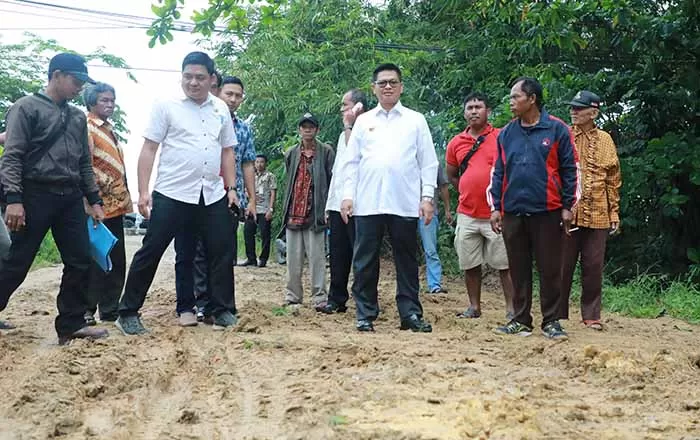 JALAN LINGKUNGAN: Gubernur Kaltara Dr H Irianto Lambrie, saat meninjau salah satu jalan lingkungan yang diusulkan warga untuk diperbaiki, beberapa waktu lalu.