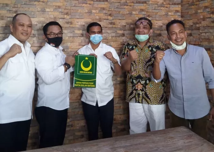 DUKUNGAN: (dari kiri ke kanan) Ketua DPW PBB Sulawesi Tenggara Ruksamin, Ketua Pilkada DPP PBB Sukmo Harsono, bakal calon Wakil Gubernur Kaltara, Irwan Sabri, Sekjen PBB Apriansyah Noor dan Ketua DPW PBB Kaltara, Andi Zakariah. (ISTIMEWA)