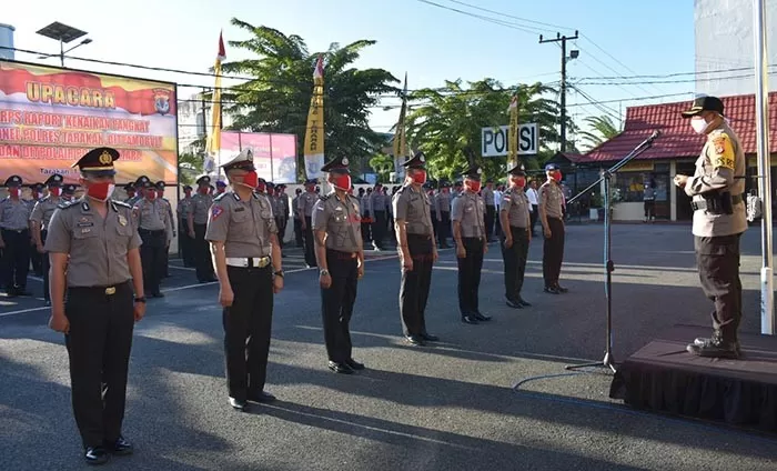 KENAIKAN PANGKAT: Kapolres Tarakan AKBP Fillol Praja Arthadira memimpin upacara kenaikan korps rapor di Mapolres Tarakan, Rabu (1/7). (SEPTIAN/HRK)