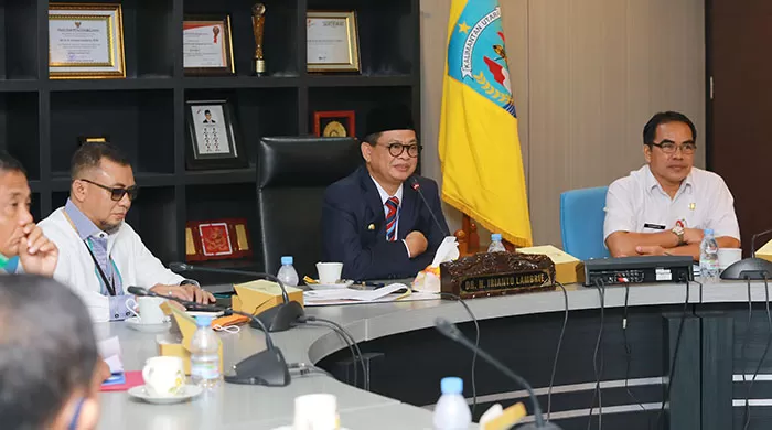 PENCEGAHAN KORUPSI: Gubernur Kaltara Dr H Irianto Lambrie bersama jajaran menggelar pertemuan virtual dengan Tim Korsupgah KPK di gubernuran, Rabu (1/7).