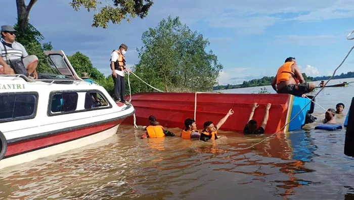 EVAKUASI: Aparat dibantu masyarakat berusaha mengevakuasi badan speedboat Antasena yang kecelakaan di perairan Pulau Tiga, Kabupaten Tana Tidung, Kamis (2/7) kemarin. (IST)