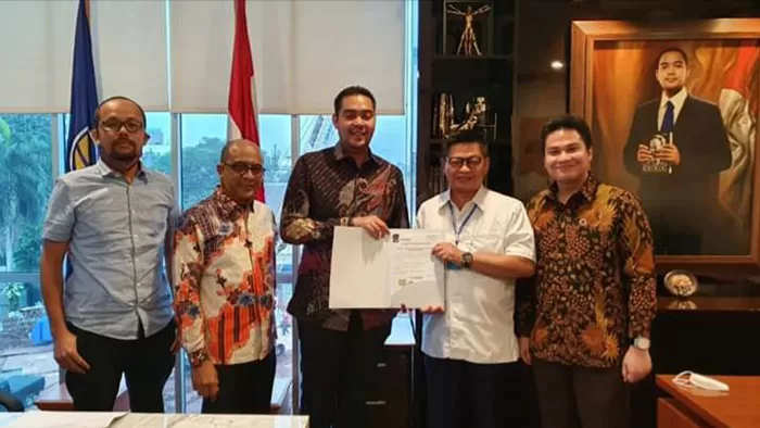 USUNG IRAW: Petahana Irianto Lambire menerima SK Pengusungan dari Ketua Bappilu DPP Partai NasDem, Prananda Surya Paloh, kemarin (3/7) di Jakarta.