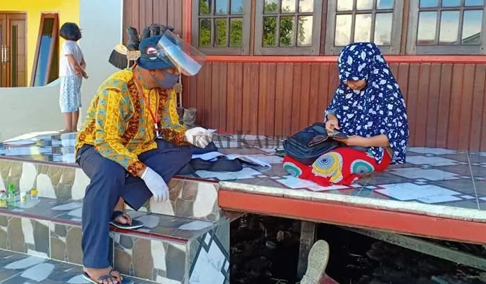 JALANKAN TAHAPAN: Petugas verifikasi faktual sedang menjalankan tugasnya terhadap salah satu warga di Tanjung Selor, Sabtu (7/4). (MARTINUS/HRK)