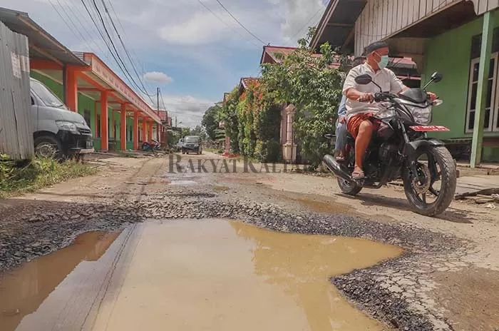 DIKELUHKAN: Tak kunjung mendapat perhatian atas kerusakan Jalan Padaidi oleh Pemerintah Kabupaten Bulungan, Jumat (10/7).