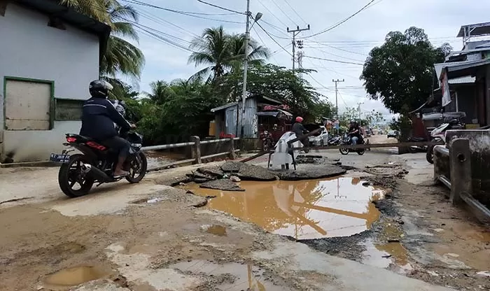 RUSAK: Jalan di RT 17 Kelurahan Karang Anyar rusak diduga karena dampak banjir.