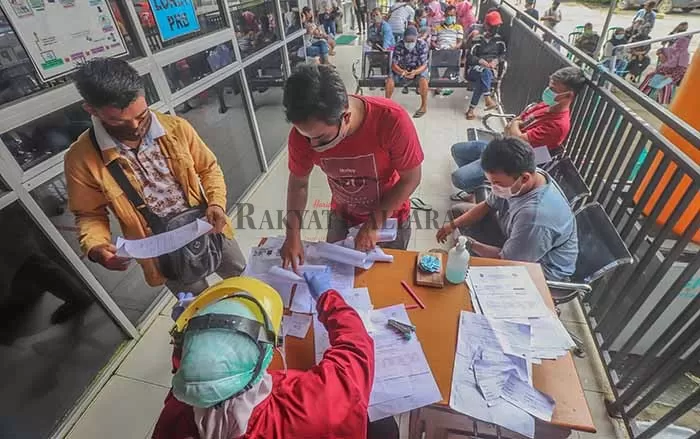 DISERBU: Masyarakat saat menyerahkan berkas syarat untuk rapid test di RSUD dr H Soemarno Sosroatmodjo, pada Selasa (14/7).