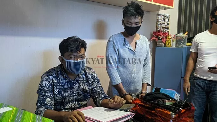NAPI ASIMILASI: Pelaku DD (kanan) dibawa ke ruang Unit Jatanras Satreskrim Polres Tarakan, Jumat (17/7).